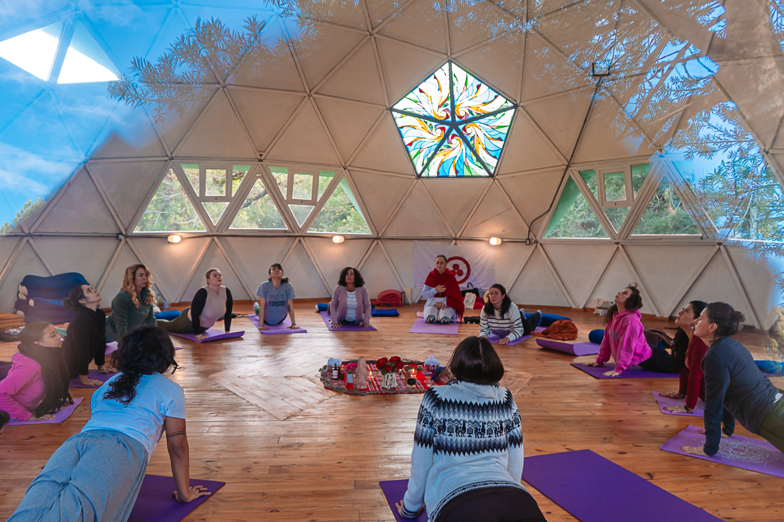 Prática de yoga no templo geodésico