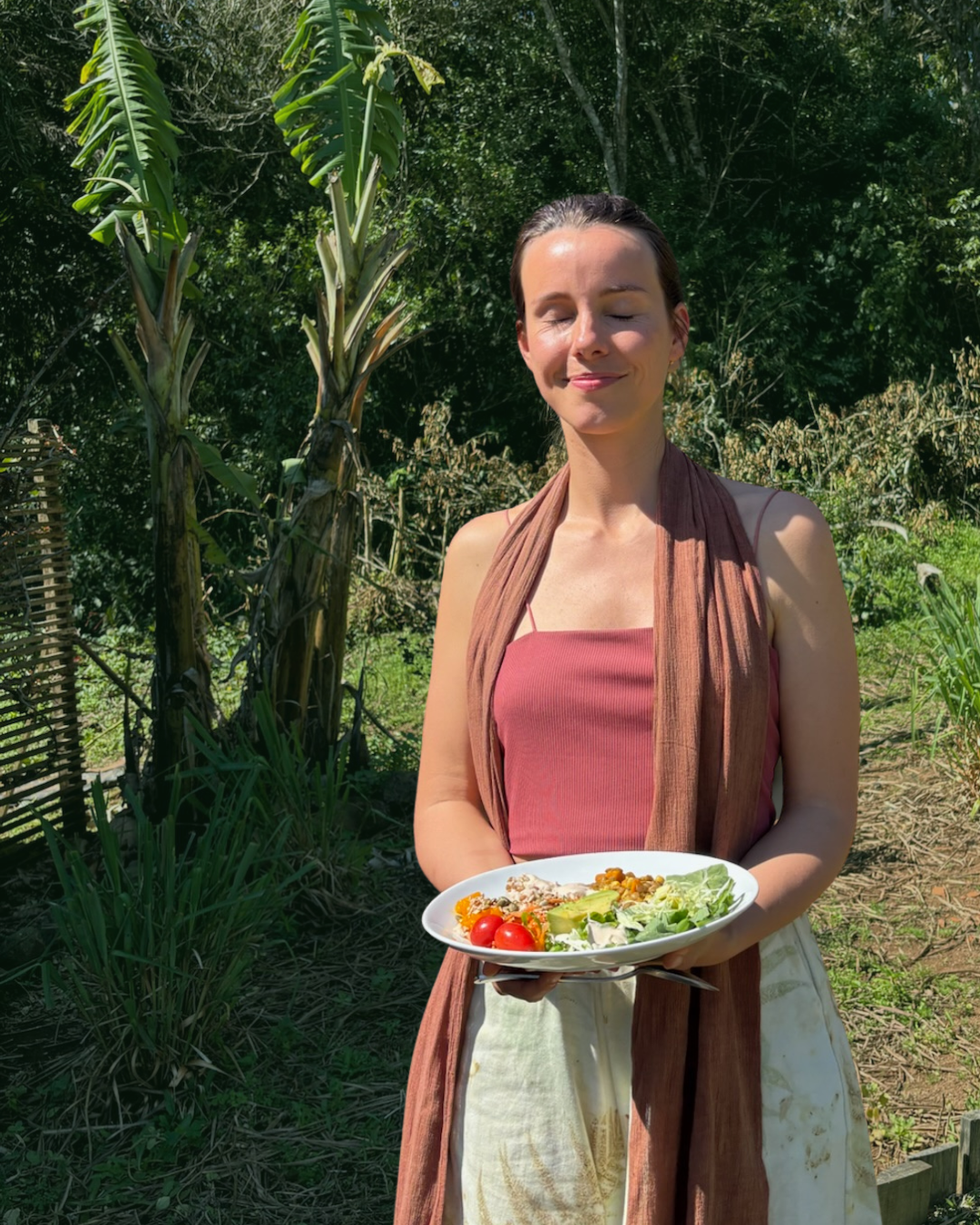 Bowl de alimentação natural com vegetais, grãos e flores comestíveis