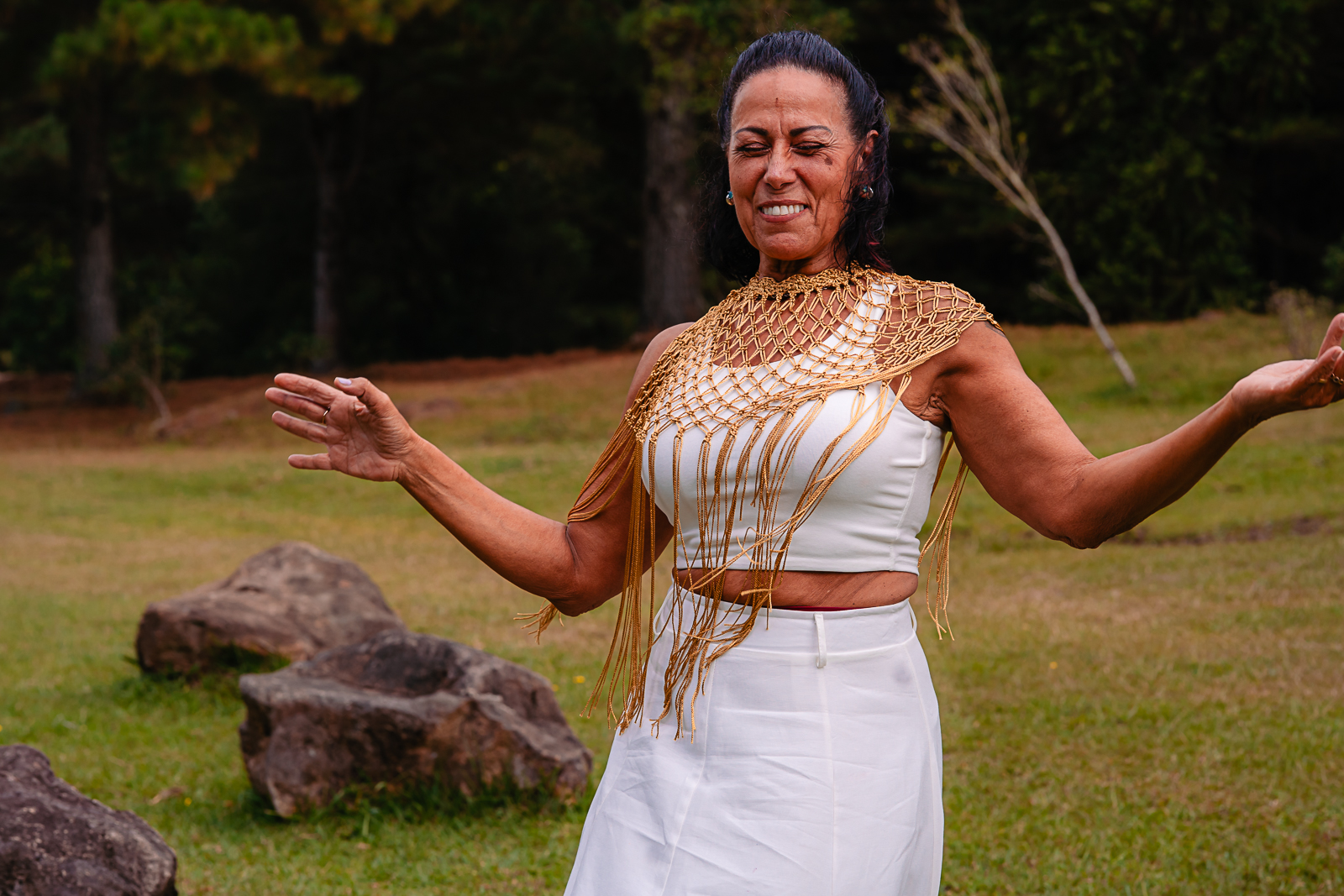 Mulher com os braços abertos em conexão com a natureza