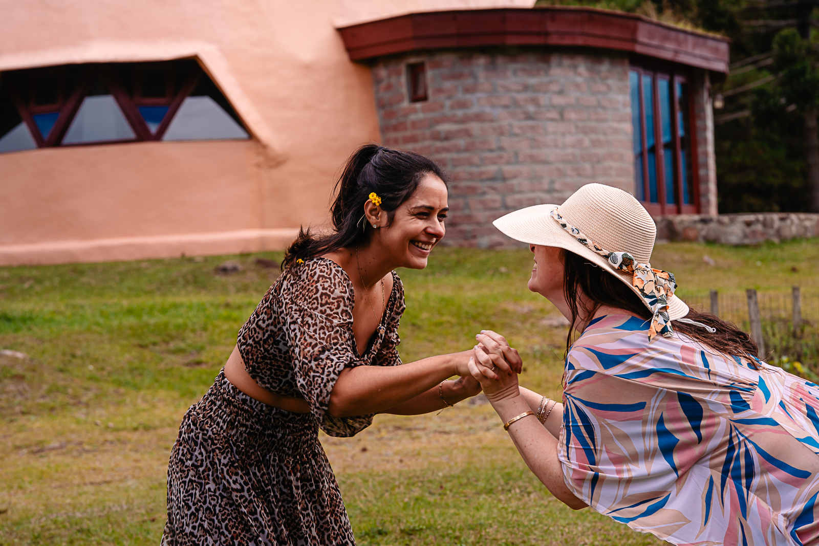 Duas mulheres sorrindo em movimento